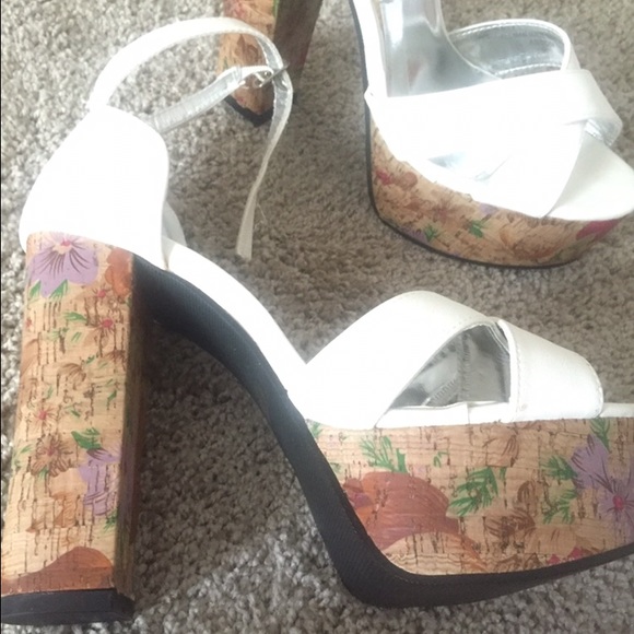 Cute Floral strapped white heels 🌺🌸💐🌻🌷 - Picture 4 of 4