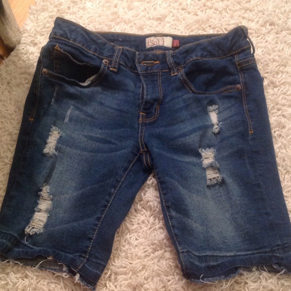 SO Size 5 Juniors distressed stretch jean shorts
