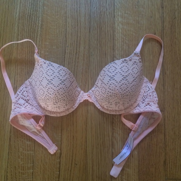 NWOT Victoria secret lined Demi peach bra!