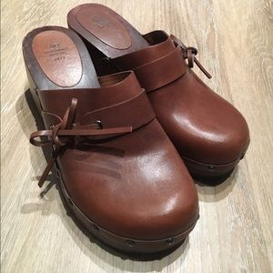 American Eagle Leather Clogs