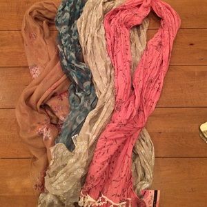 Bundle (4) scarves.