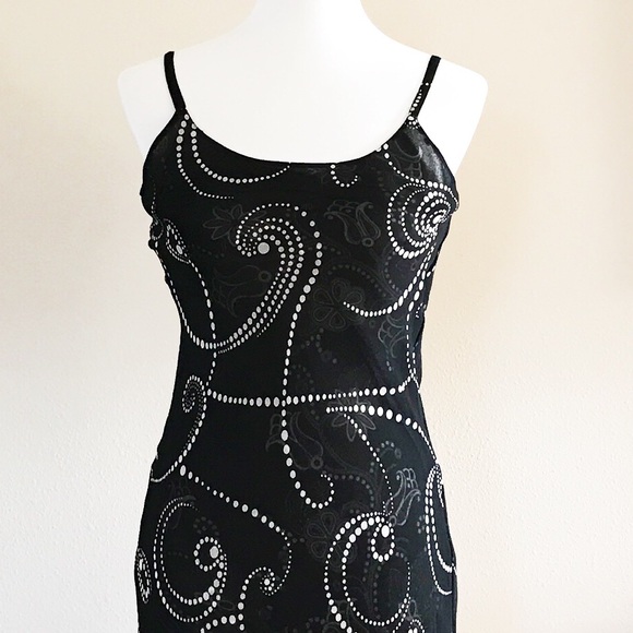 Jasmine reversible Chiffon dress. - Picture 3 of 5