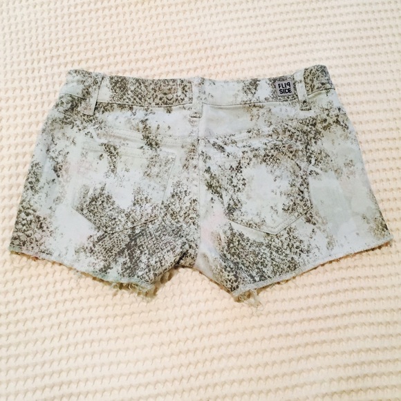 Flip side Reversible Shorts - Picture 4 of 4