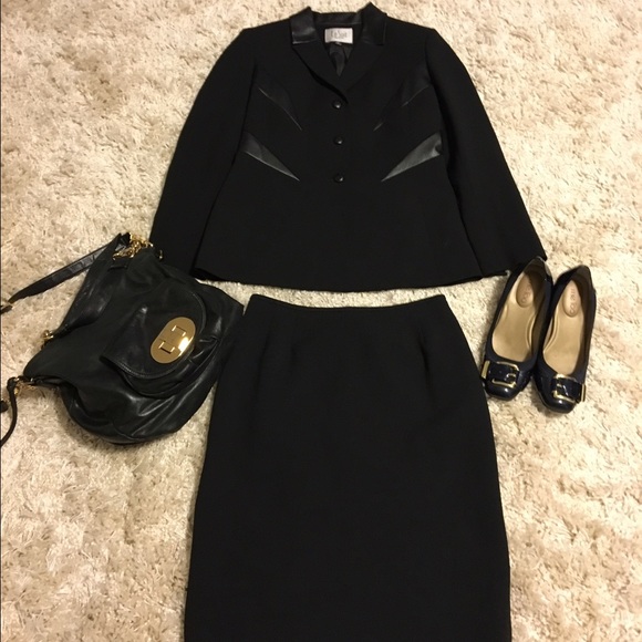 Le Suit sharp black Business Suit.