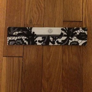 Black and White Lululemon headband!