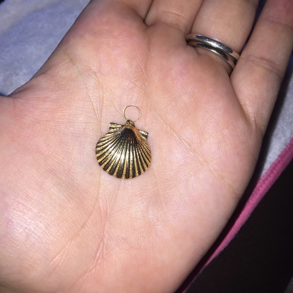 🎉Gold seashell pendant