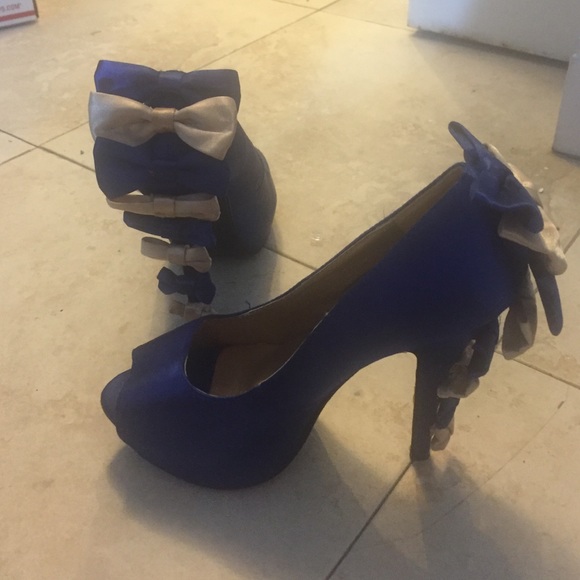 Show story heels with bows