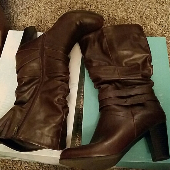 Below the knee wide heel boot. - Picture 2 of 4