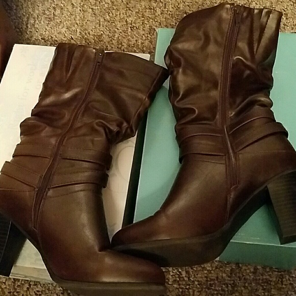 Below the knee wide heel boot. - Picture 4 of 4
