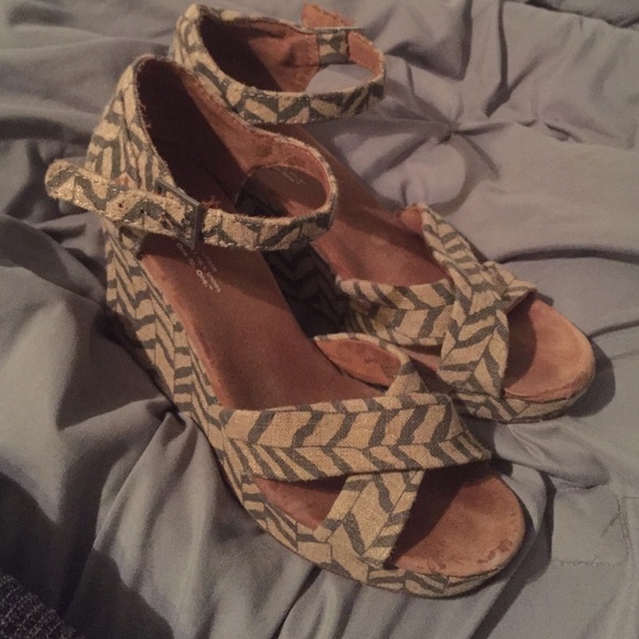 TOMS wedges size 9