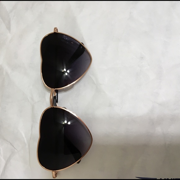 Heart Shaped UV Protection Sunglass - Picture 2 of 4