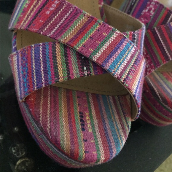 Patterned heels - Picture 3 of 3