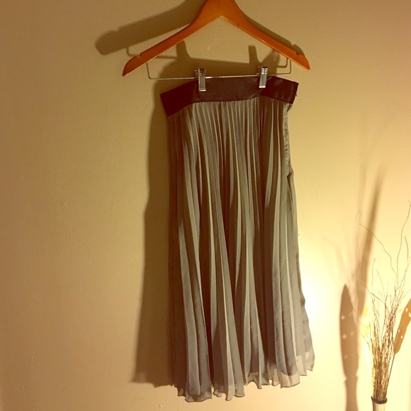 Taupe pleated skirt