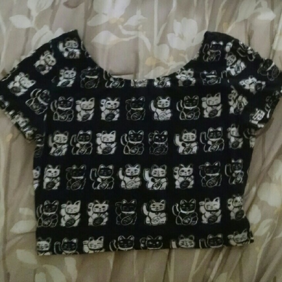 H&M Tops - Lucky cat crop top
