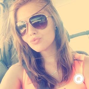 Meet your Posher, Felisha