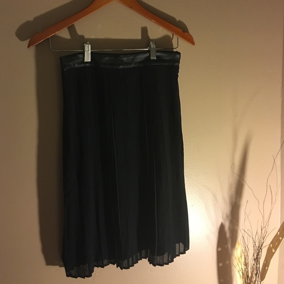 Black pleated skirt