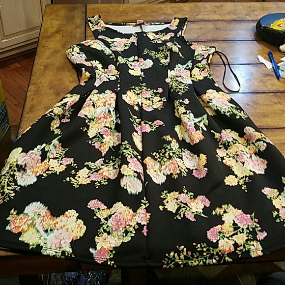 Flower dress - Picture 1 of 3