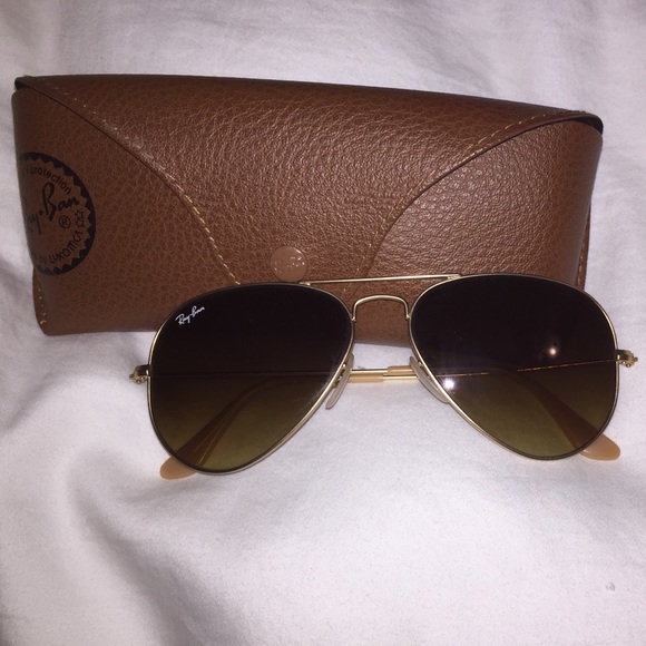 Women's Ray-ban aviators.
