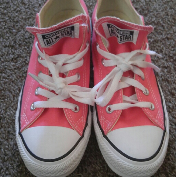 Coral/peach Converse