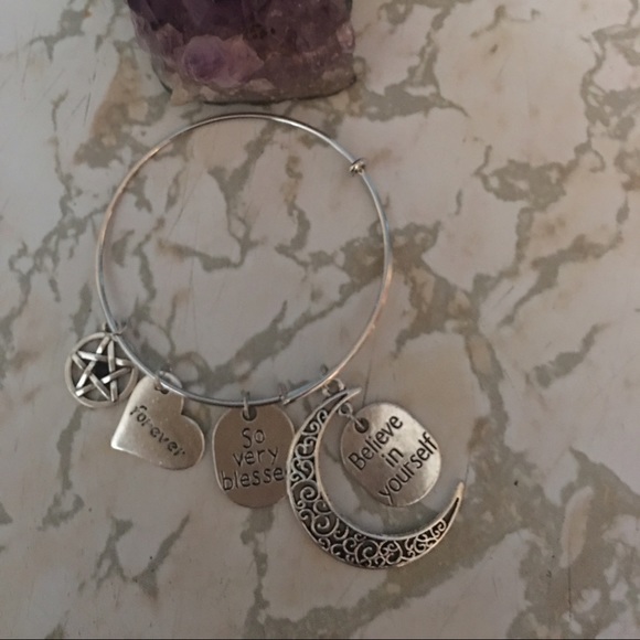 Stunning Charm Bracelet 💍💍👛👛😘😘