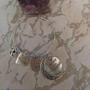 Stunning Charm Bracelet 💍💍👛👛😘😘