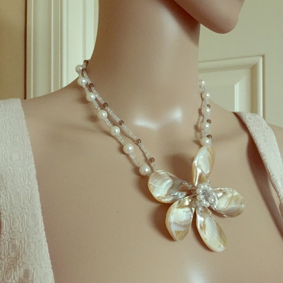 🎉SALE🎉🆕 Flower shell beaded necklace 🐚🌼 - Picture 3 of 6