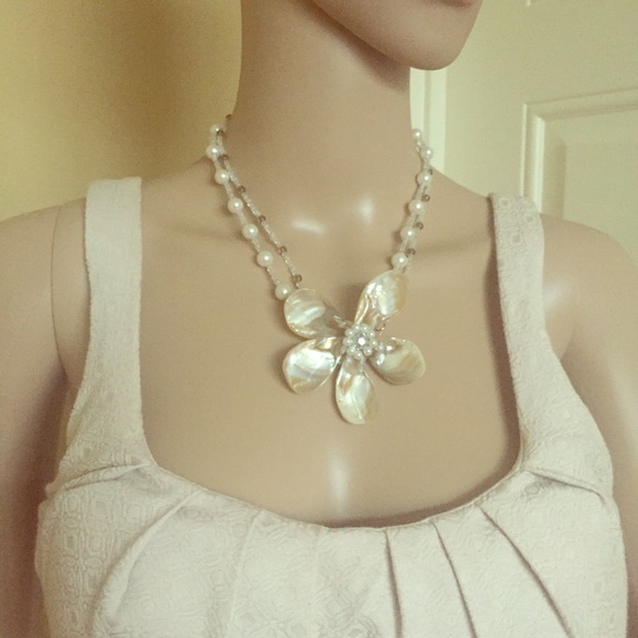 🎉SALE🎉🆕 Flower shell beaded necklace 🐚🌼 - Picture 2 of 6