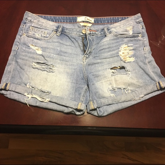 "Dittos" shorts carried by Buckle!
