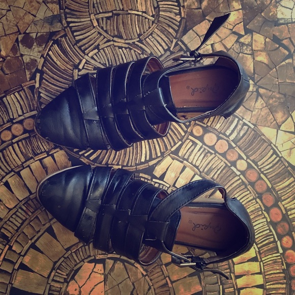 Black pointed toe sandals