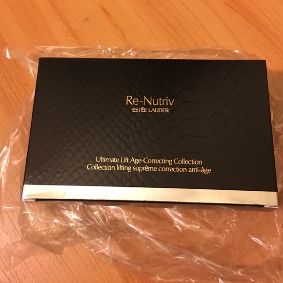Estée Lauder re-nutriv travel set
