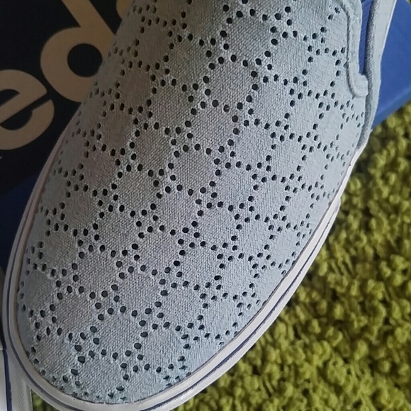๐บ๐บ NIB. ADORABLE EYELET CHAMBRAY KEDS ๐บ๐บ - Picture 2 of 4