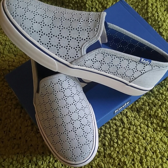 ๐บ๐บ NIB. ADORABLE EYELET CHAMBRAY KEDS ๐บ๐บ - Picture 3 of 4