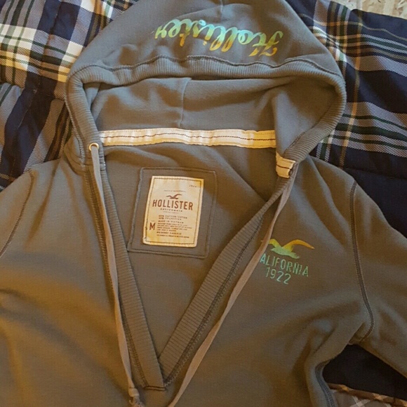 Hollister 3/4 sleve pull over hoodie like new!