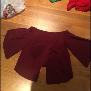 Little lace off the shoulder top with open back 💘