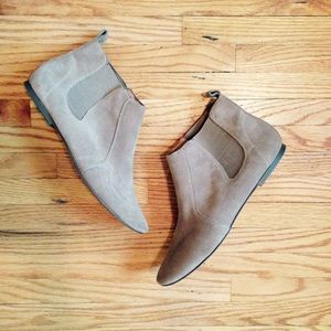 REPORT Tan suede booties