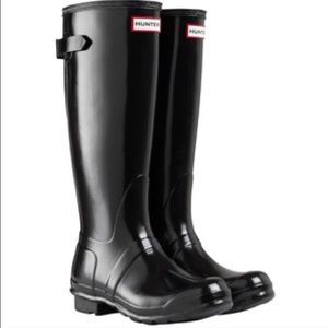 ❗️ISO❗️black glossy hunter boots!