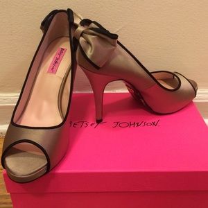 Betsey Johnson Charmie Taupe sz 10 never worn
