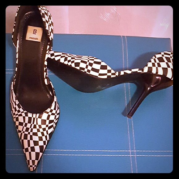 BRAND NEW CHECKERED PUMPS