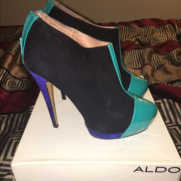 Aldo suede booties size 9 (Korsen)