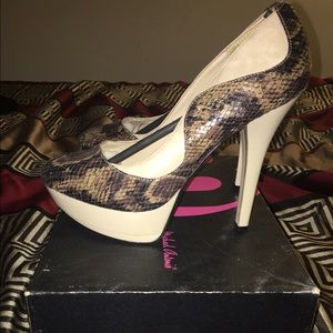 Cream Snakeskin Platform pumps
