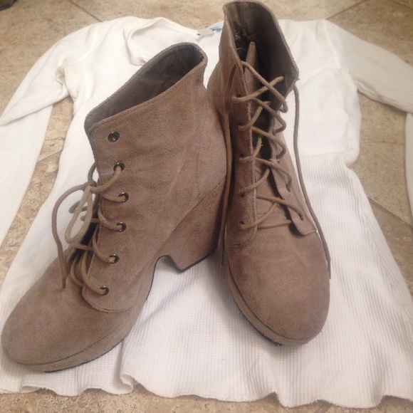 Size 8 1/2 grey booties - Picture 1 of 4