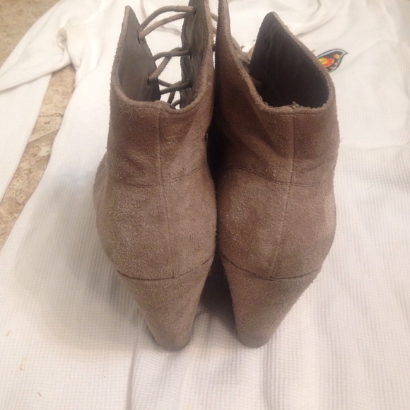 Size 8 1/2 grey booties - Picture 2 of 4