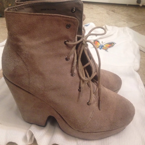 Size 8 1/2 grey booties - Picture 3 of 4
