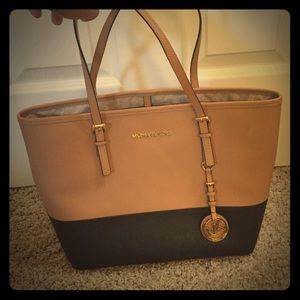 LIKE BEW MICHAEL KORS COLOR BLOCK PURSE!