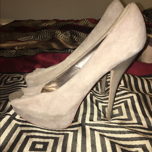 Suede pump