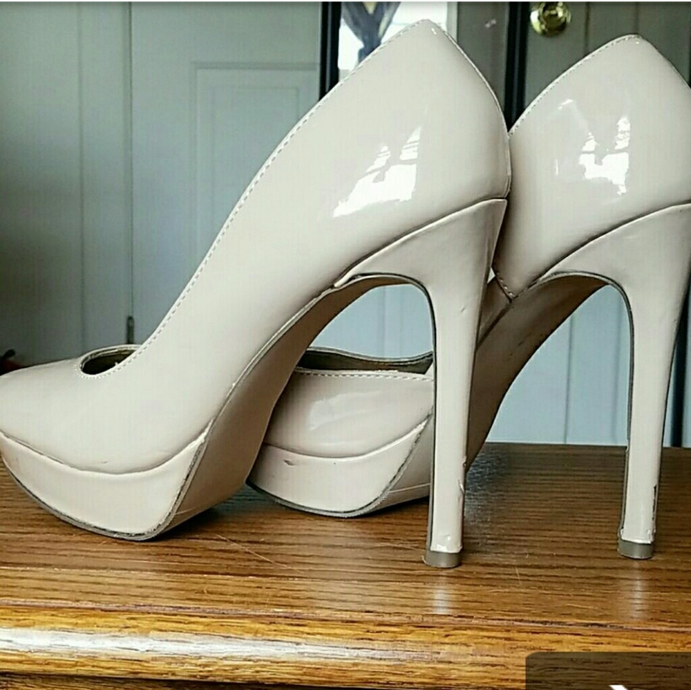 SALE: Beige Madden Girl heals