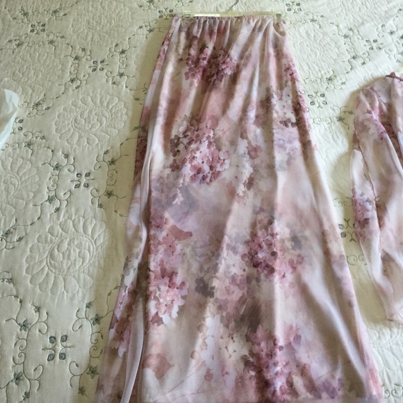 Elegant Hibiscus long skirt and top - Picture 4 of 4