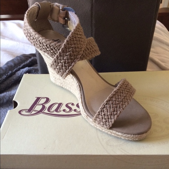 Nude Wedges