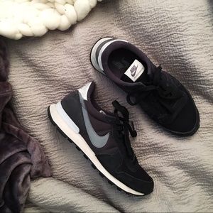 Nike Size 7.5 Grey Internationalist Sneaker
