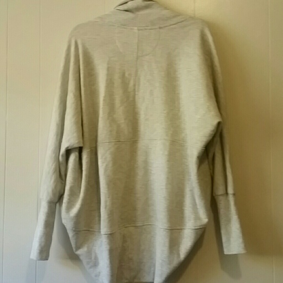 Cozy light gray shrug - Picture 4 of 4